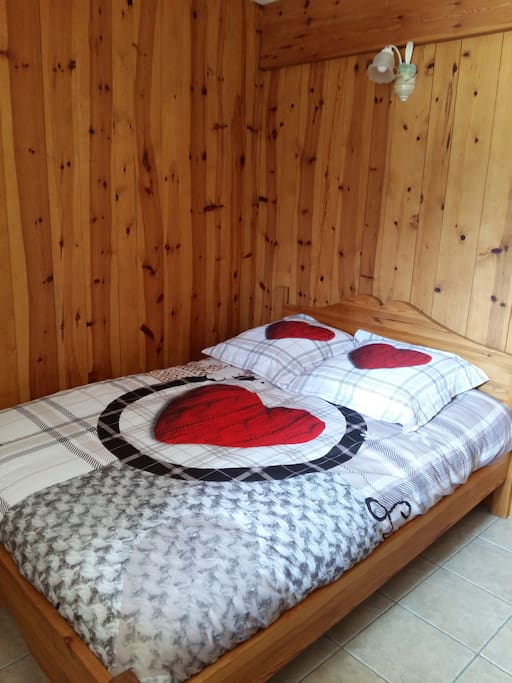 Une chambre avec lit double