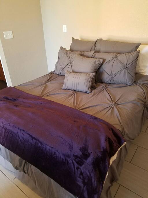 Beautiful Queen bed