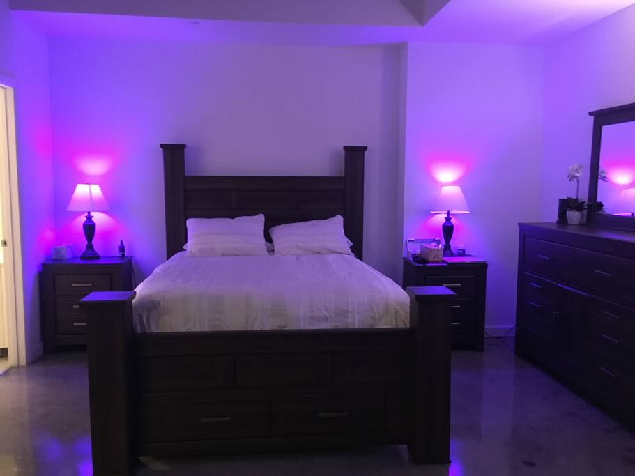 Queen bed in the bedroom area