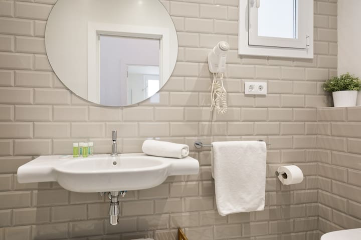 BIG SUNNY apartment with FREE WIFI gallery image 3