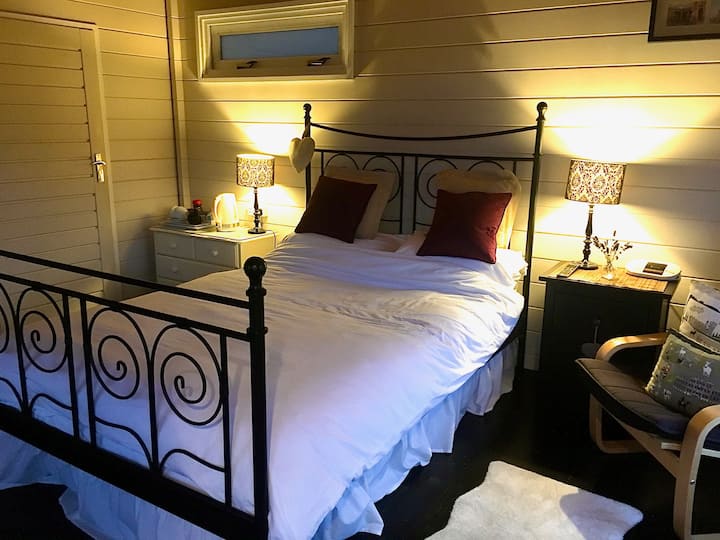 Градината е топла и гостоприемна през цялата година.