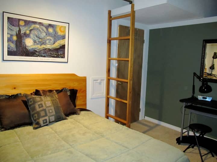 Стая на средно ниво с легло на таванско помещение