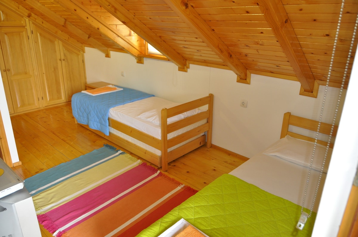 Segundo dormitorio con 2 camas principales y 2 camas adicionales debajo de ellas.