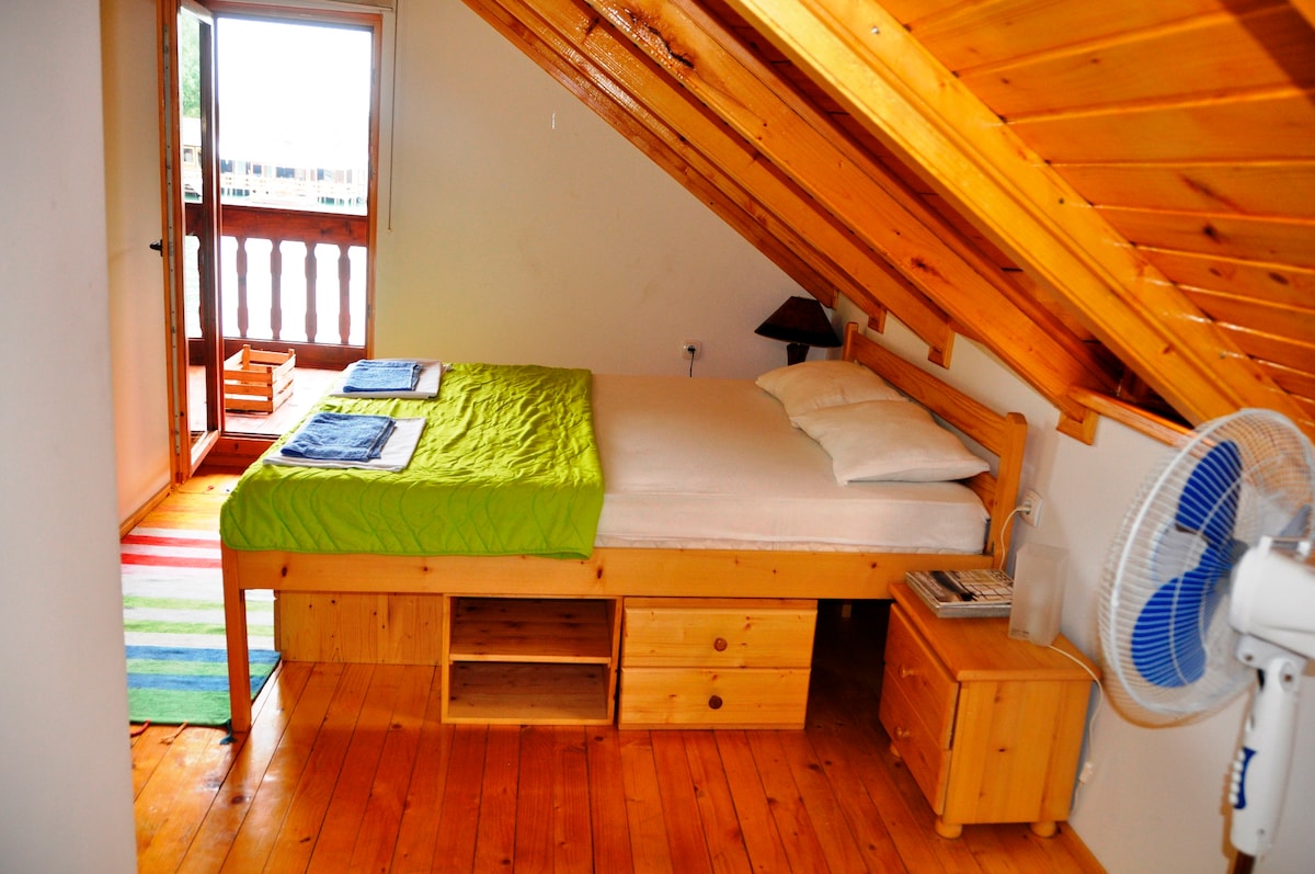 Amplio dormitorio principal con acceso al balcón.