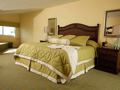 Dormitorio principal con un hermoso ventanal que hace un maravilloso rincón de lectura tranquilo, o lugar para la cuna de un bebé. La ventana tiene vistas a la playa y a los jardines de abajo. ( Esta es la misma habitación, solo se han cambiado la cama y las sábanas) 