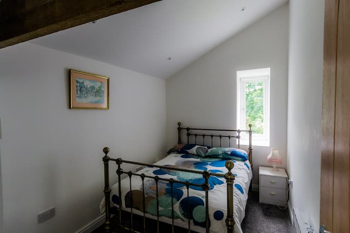 Schlafzimmer mit Doppelbett