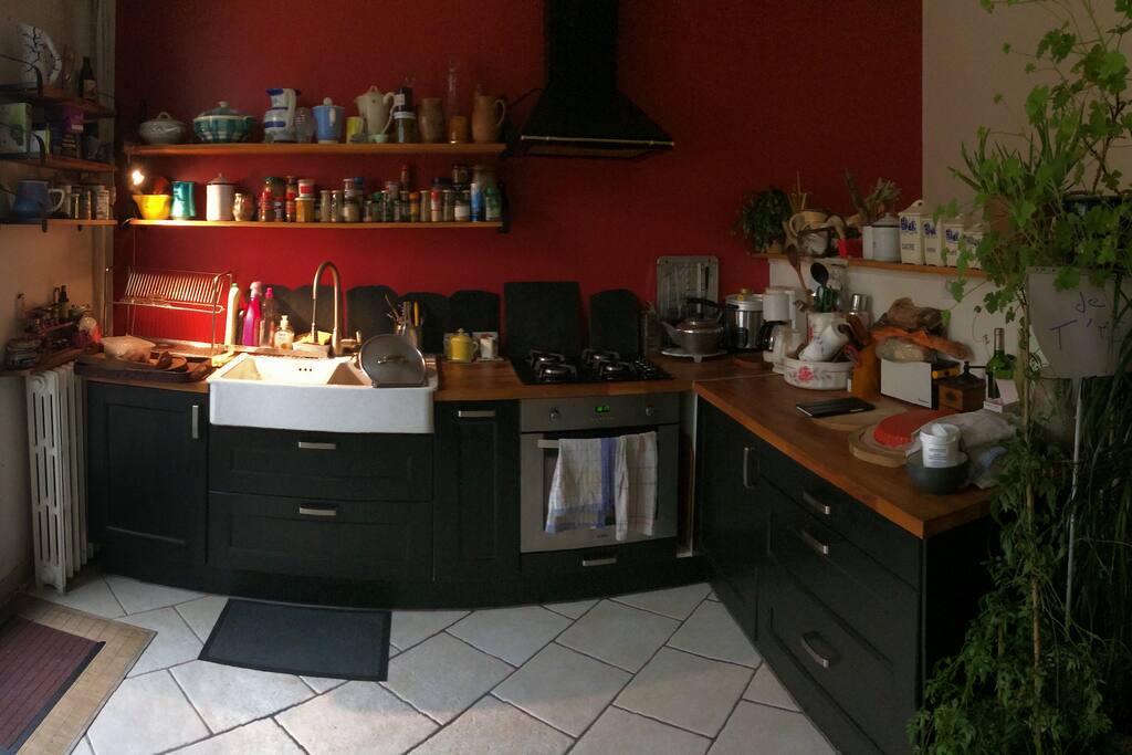 Cuisine avec tous les équipements, condiments...