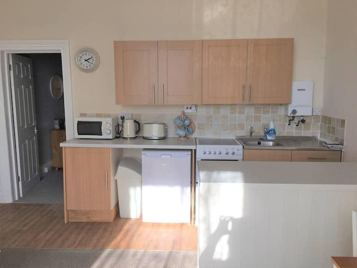 Spacious 1 Bedroom Flat nr Seafront, Penzance Apartments for Rent in Penzance, Cornwall