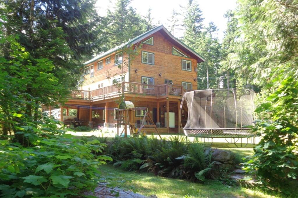 Spacious Suite in Paradise Valley, Squamish Guest suites for Rent in