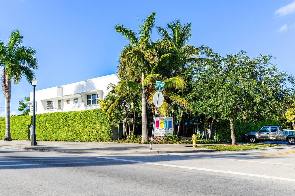 OUR TYPICAL MIAMI 50S STYLE