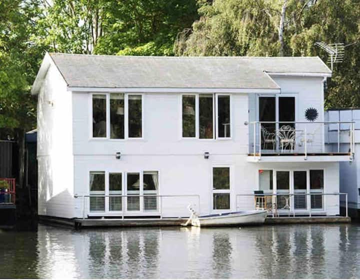 Houseboat РІ РђРЅРіР»РёРё