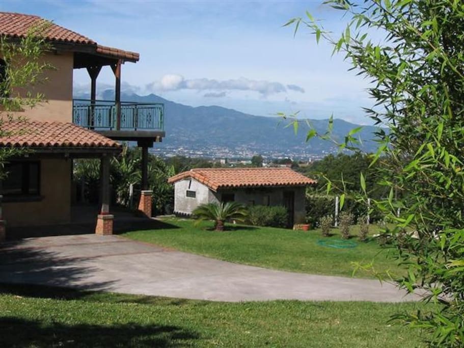 AVAILABLE ON SAME PROPERTY / TOP RATED GUESTHOUSE (on left) with full kitchen that sleeps 4 people. https://www.airbnb.com/rooms/4572356