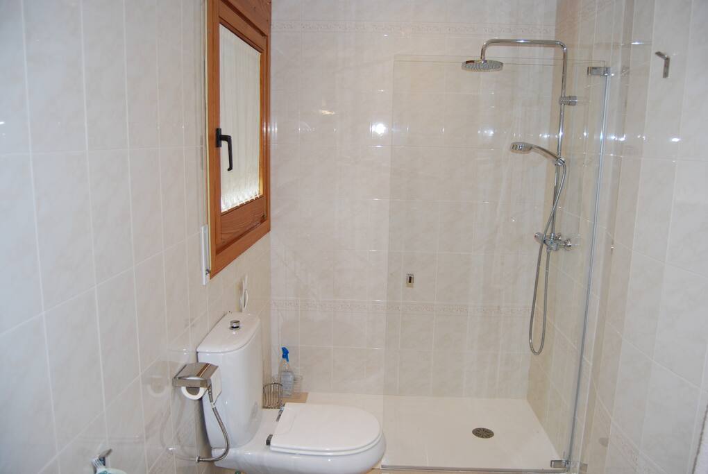 Cuarto de baño con amplia ducha