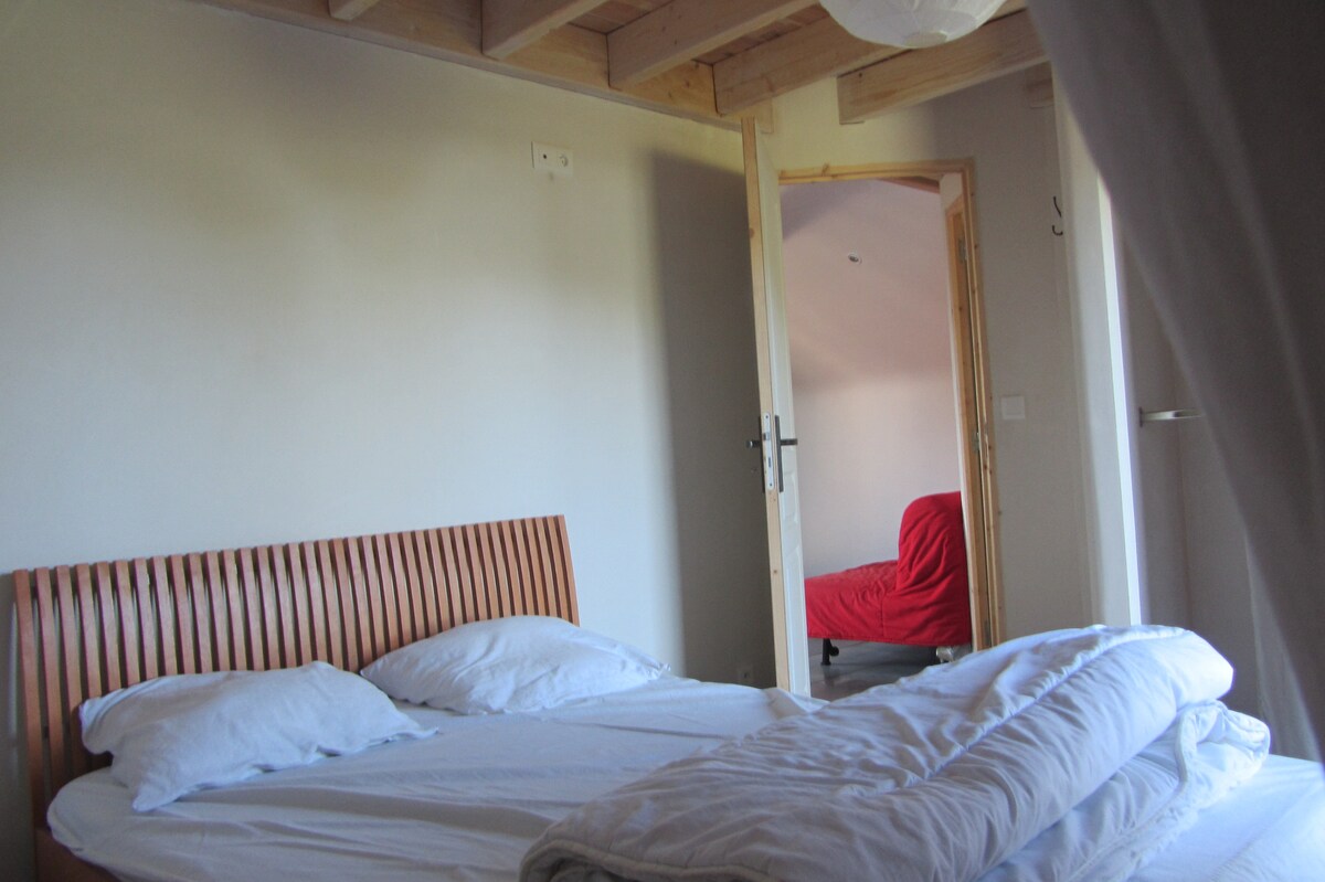 Chambre séparée lit double 140x200 et grand placard