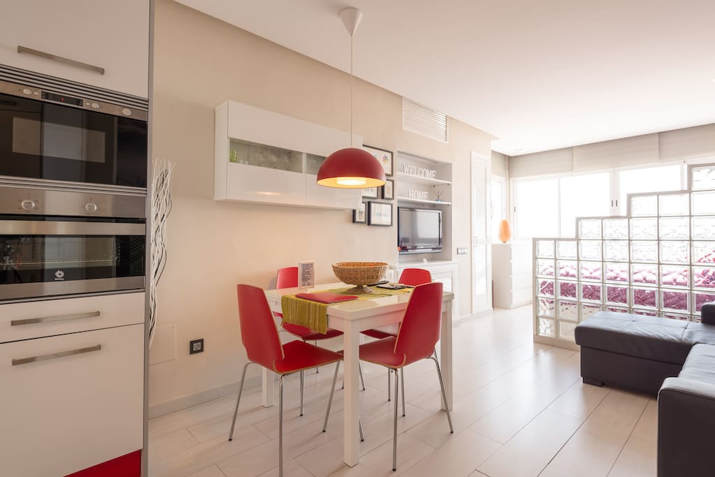 Mesa para cuatro comensales extensible
Table for four diners extendable