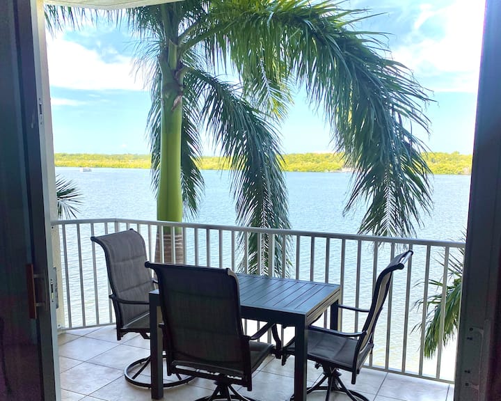 Waterfront Boca Ciega Resort and Condo Condominiums for Rent in St