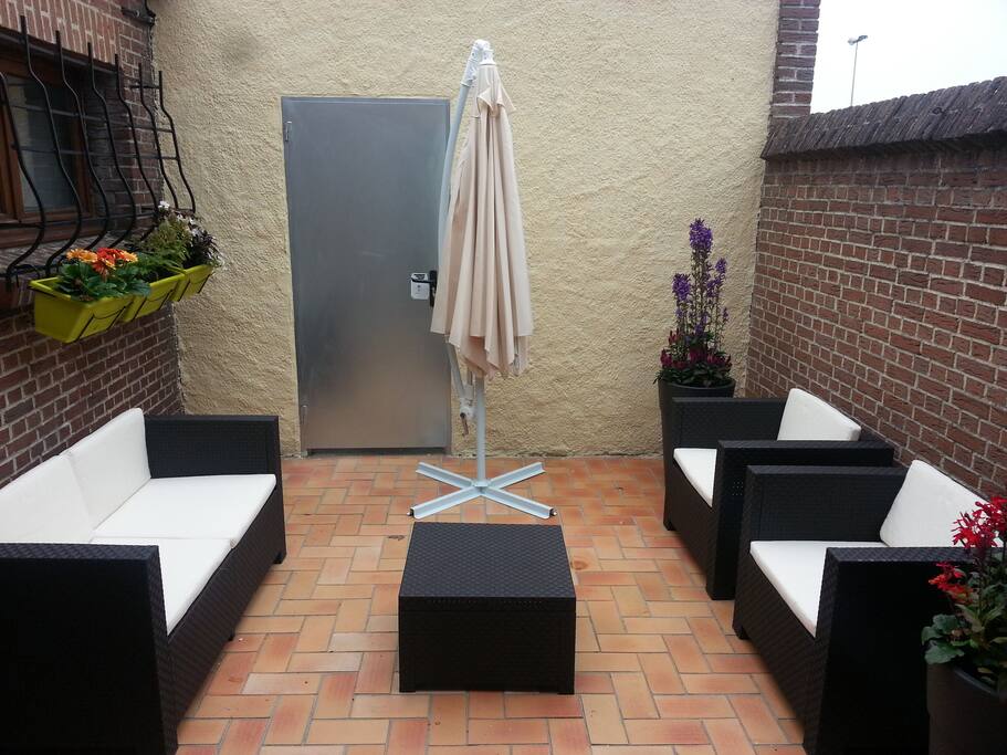 terrasse avec salon de jardin extérieur sans vis a vis