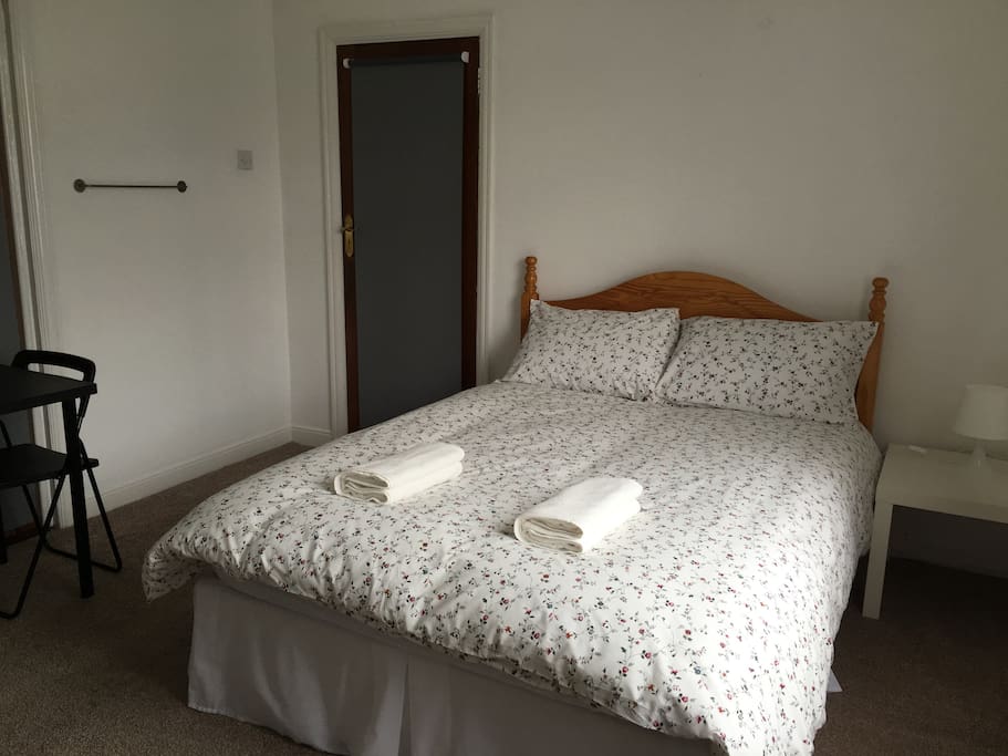 Comfy bed with an excellent quality mattress and a feather and down quilt. Clean towels provided