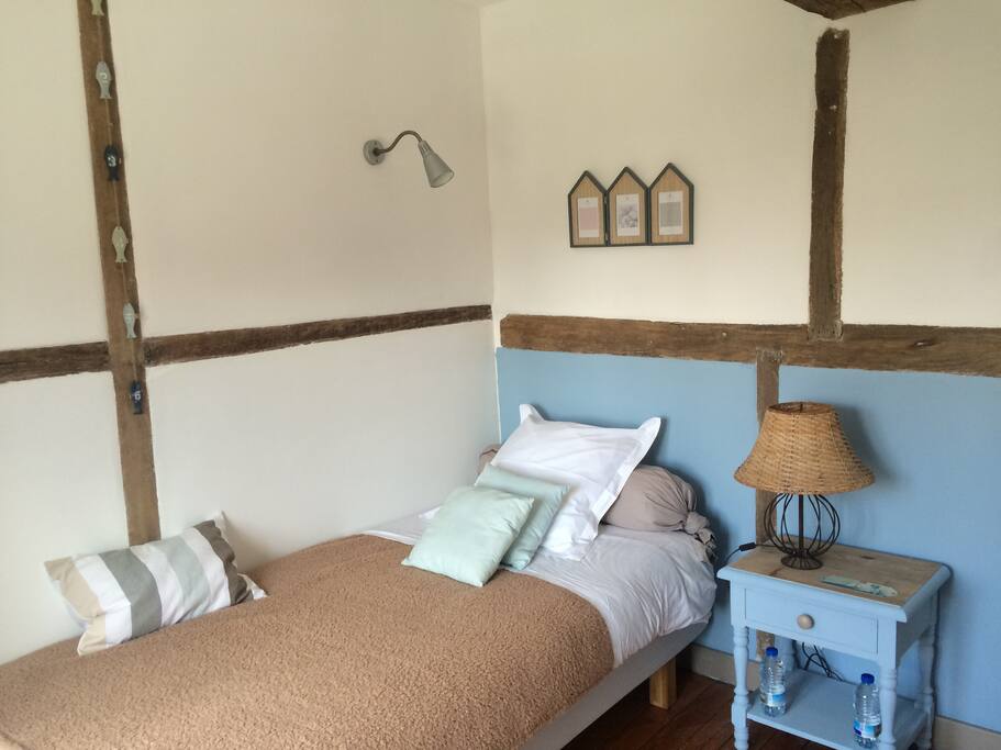 La Papy Alain : petite chambre adjacente qui constitue avec la Mabéjoda, la suite familiale