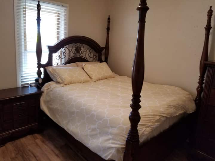 2号卧室配备标准双人床