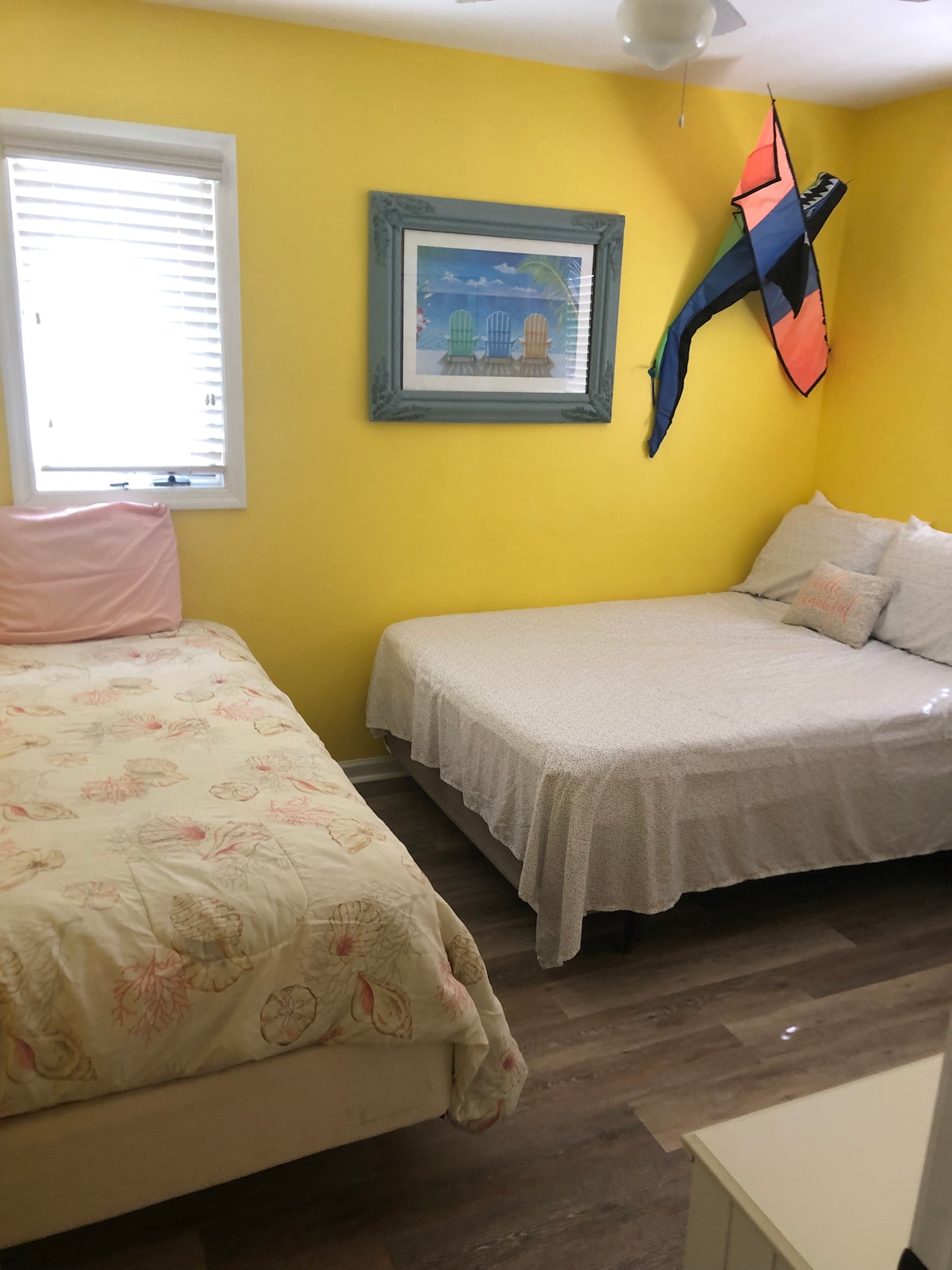 חדר שינה בקומה הראשונה עם מיטות יחיד מלאות