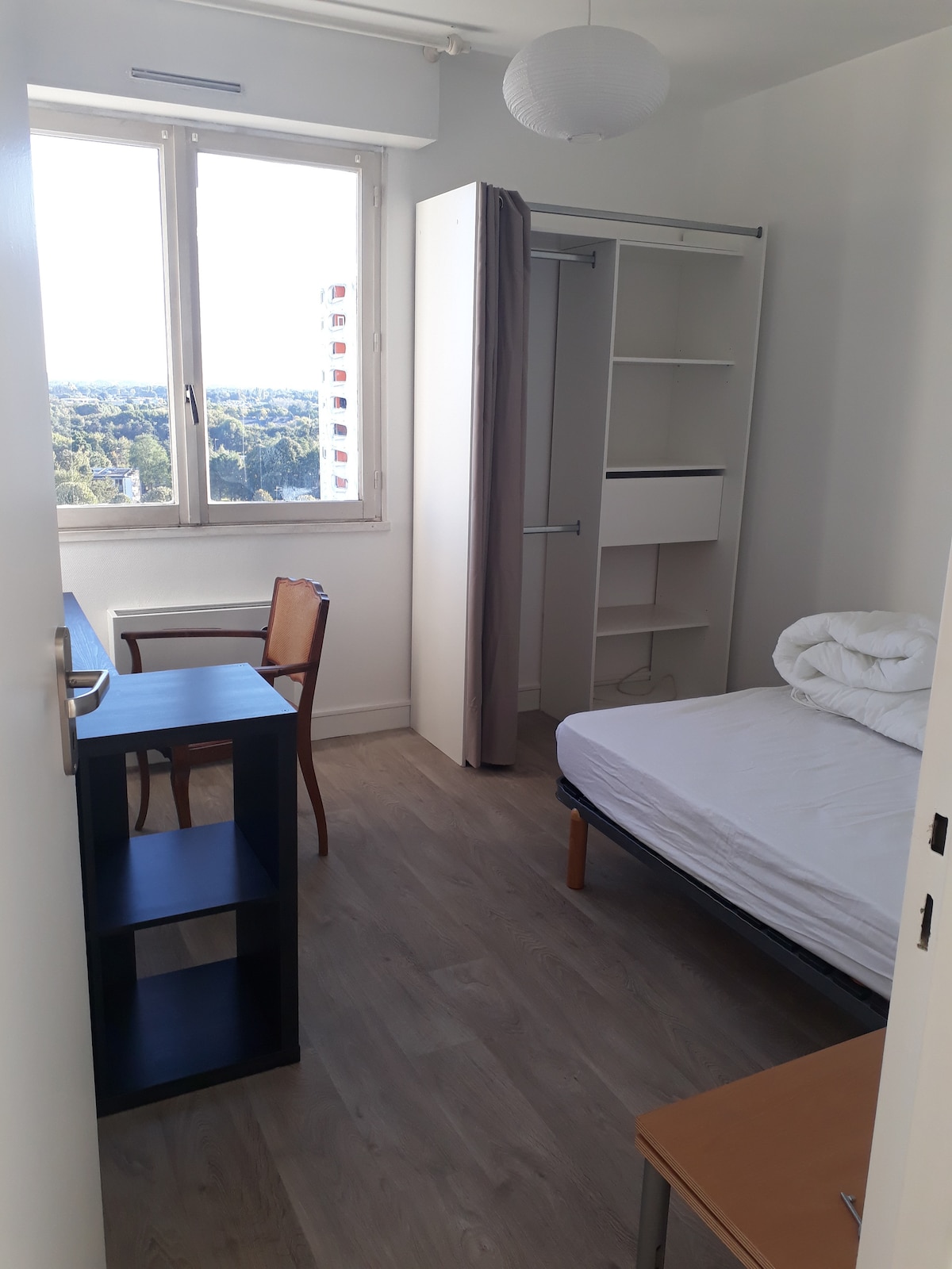 Chumba cha kwanza cha kulala kinafunguliwa sebuleni