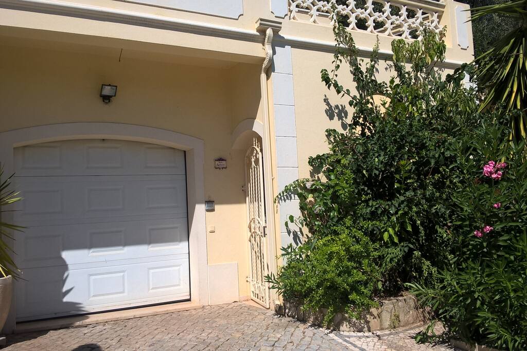 Portique d'entrée à droite de la porte du garage