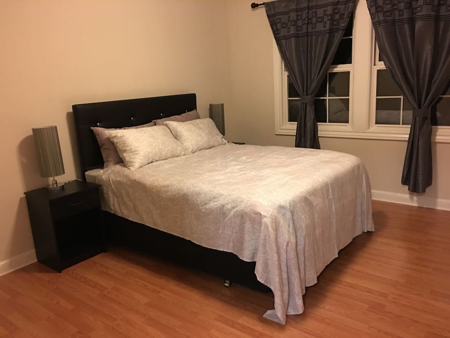 Bedroom with queen size bed