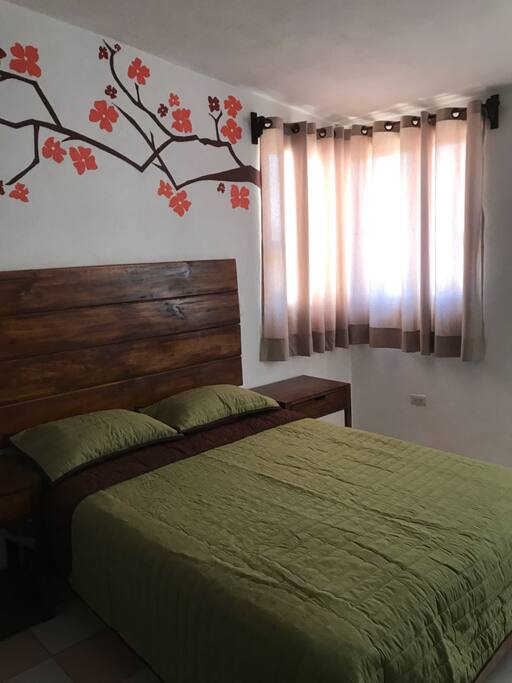 Dormitorio 1. Hermosa habitación con una cama matrimonial, balcón y una vista panorámica maravillosa...
