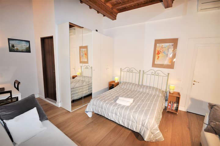 ოთახი 1 სააბაზანოთი
მთავარი საძინებელი