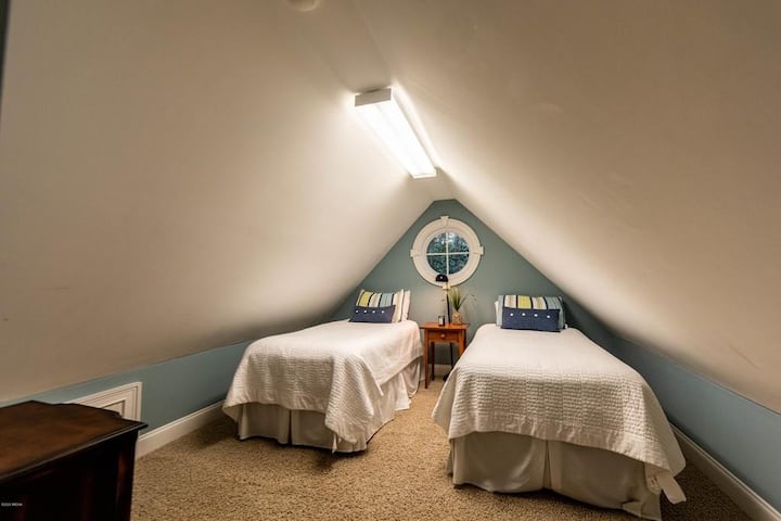 Dit is de 3e slaapkamer boven.  Het heeft een kleinere deur, maar beschikt over 2 eenpersoonsbedden. 