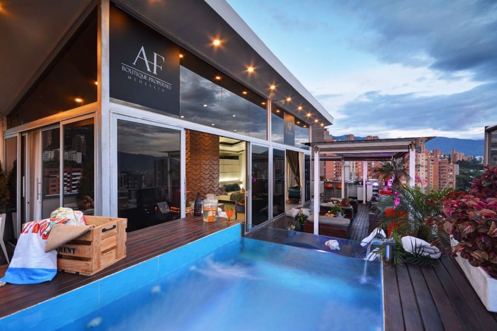 Rooftop jacuzzi wet area