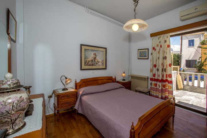 Chumba cha kulala kilicho na kitanda cha watu wawili