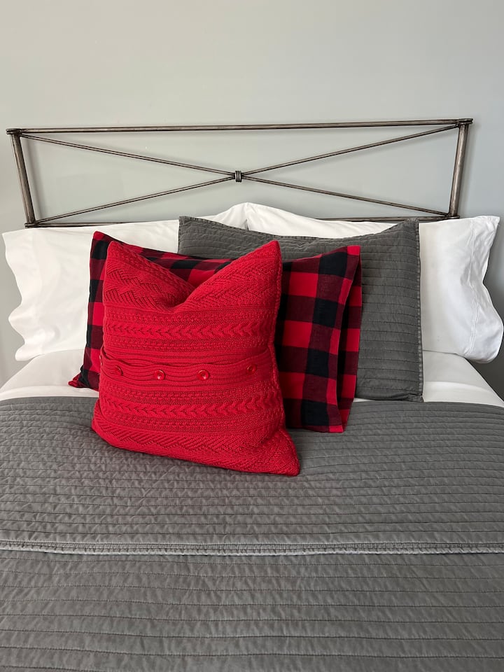 Šarmantna treća spavaća soba gleda na stražnje dvorište. Ova spavaća soba nema vrata.