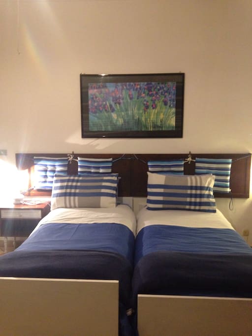 2 letti camera blu