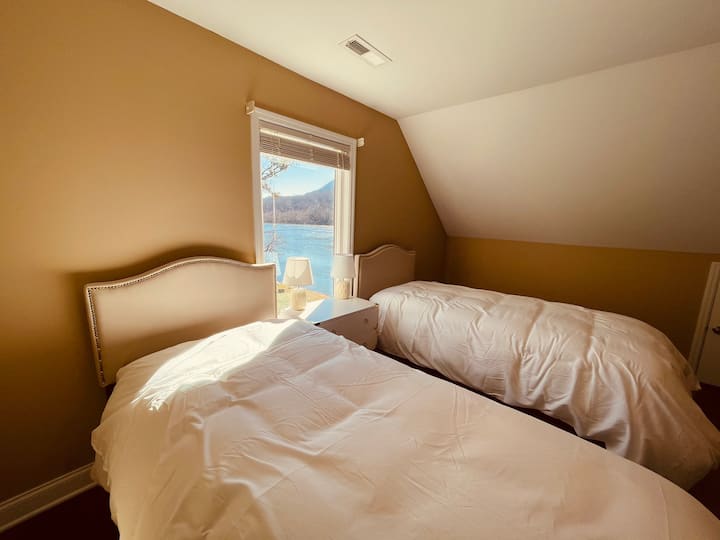 Twin bedroom with views of the Tennessee River