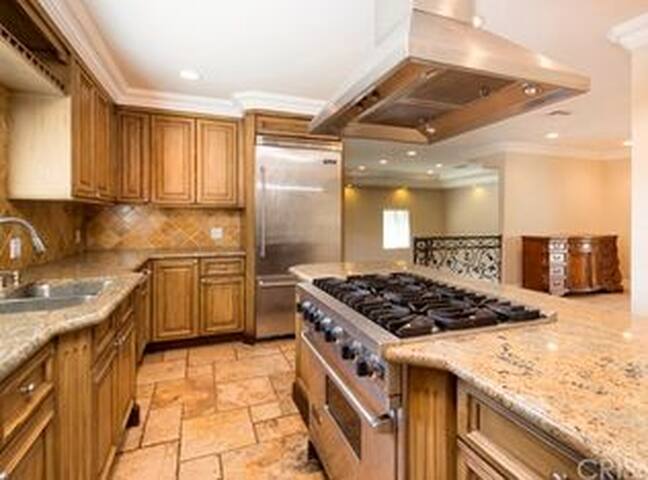 Spacious Luxury Home in Sherman Oaks gallery image 5