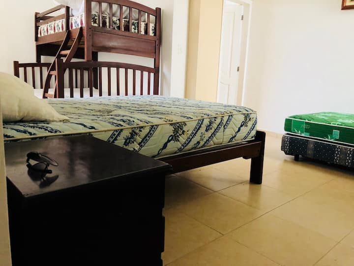 ნომერი 2 საწოლით, 2 საძილე ადგილით + 2 საწოლი 1½ საძილე ადგილით, საკუთარი სველი წერტილით