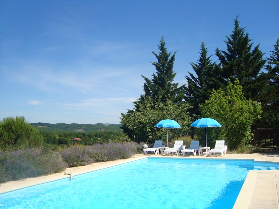 Saline pool with surrounding terrace (sunbeds, parasols, solar shower, table tennis table) and fantastic views over the hills