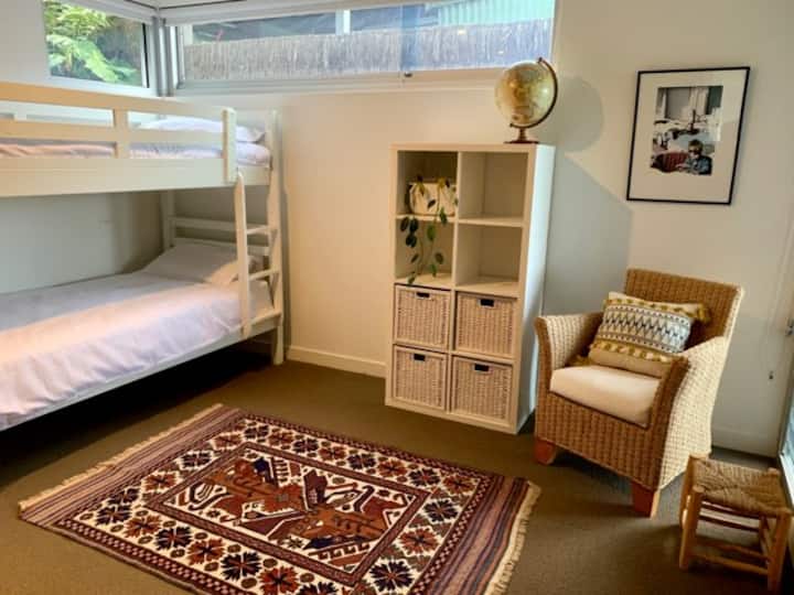 Peta spavaća soba s krevetom na kat