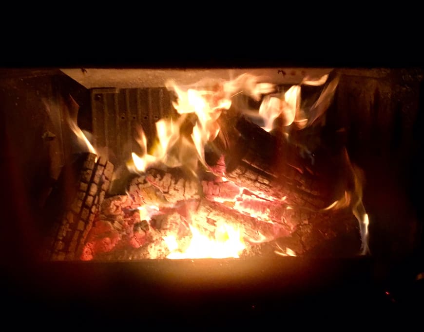 La chimenea da vida y calor a toda la casa.
The fireplace gives a central focus of light and warmth.