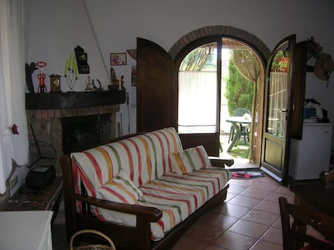 Annuncio Airbnb popolare: Casina Fontemarina Montescudaio a Montescudaio
