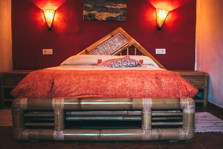 habitación de matrimonio con cama de bambú