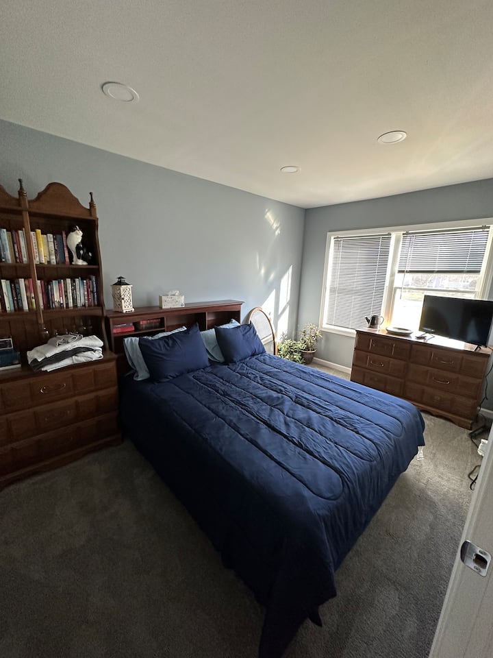 Სრული ზომის საწოლი 32"-იანი სმარტ-ტელევიზორით / უზარმაზარი კარადით 