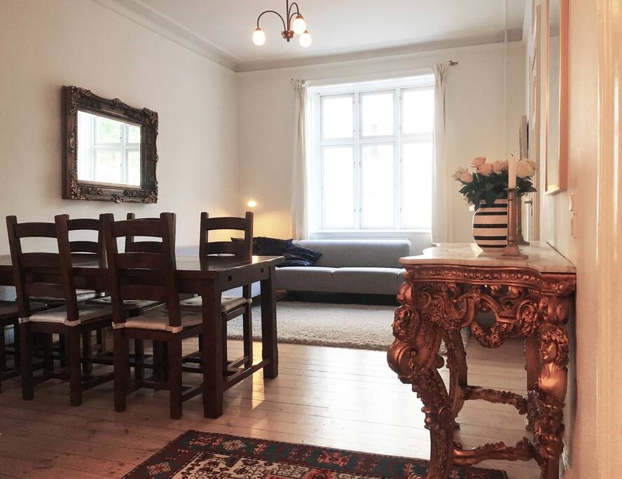 Dining room / livingroom.