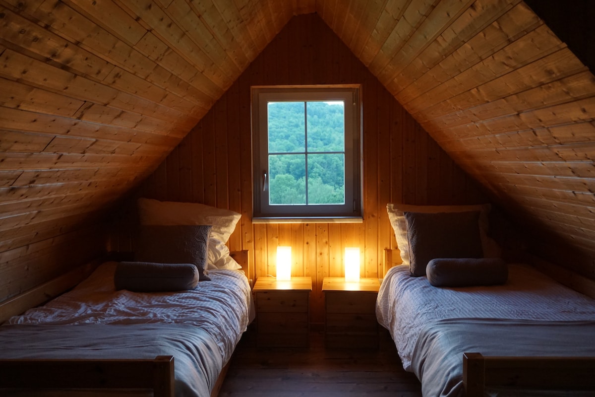 Спалня с две единични легла