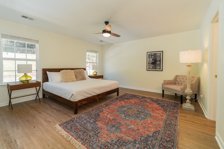 السرير ذو الحجم الكبير مصنوع من البياضات الممتازة لضمان راحة ضيوفنا. تحتوي غرفة النوم هذه أيضًا على طاولات جانبية مع مصابيح وكرسي لهجة.