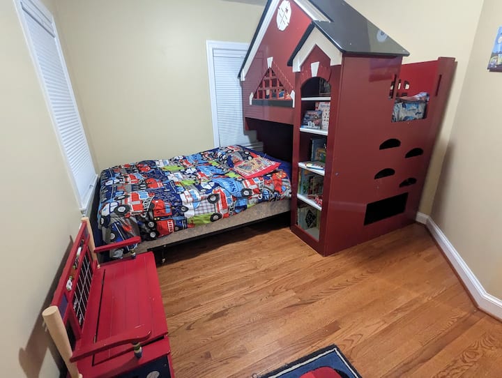 ห้องนอนที่สามพร้อมเตียงลอฟท์คู่แบบบ้านไฟไหม้และเตียงเต็มรูปแบบ