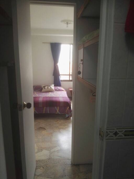 Vista de la habitación desde el cuarto de ropa.