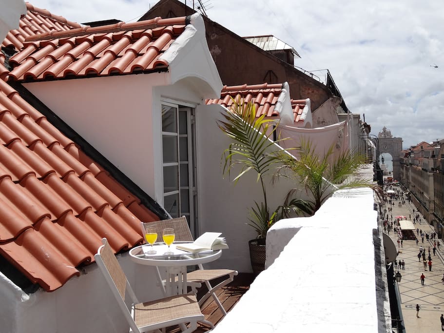 A superb loft-style apartment and urban retreat ideally located in the historic heart of downtown Lisbon that offers comfort and charm with breathtaking views from its terrace